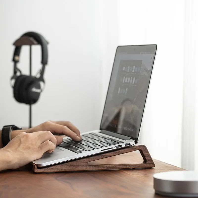 Laptop Stand Bamboo - حامل كمبيوتر محمول من خشب الجوز